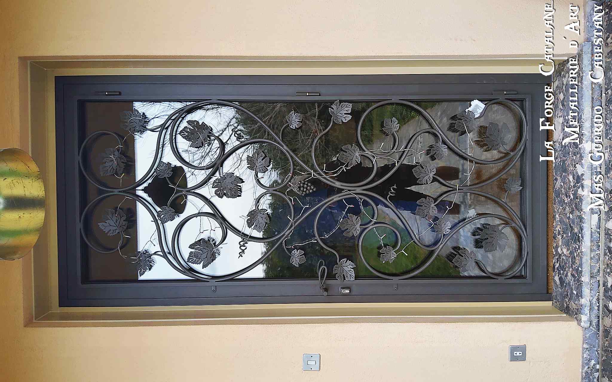 porte entree remplissage feuilles de vignes forge catalane.jpg